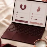 Pessoa usando uma tabela para comparar produtos íntimos em uma loja online