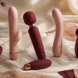 Vibrador e itens de cuidado organizados para um primeiro uso tranquilo