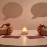 Duas pessoas conversando com respeito sobre limites e curiosidades de BDSM
