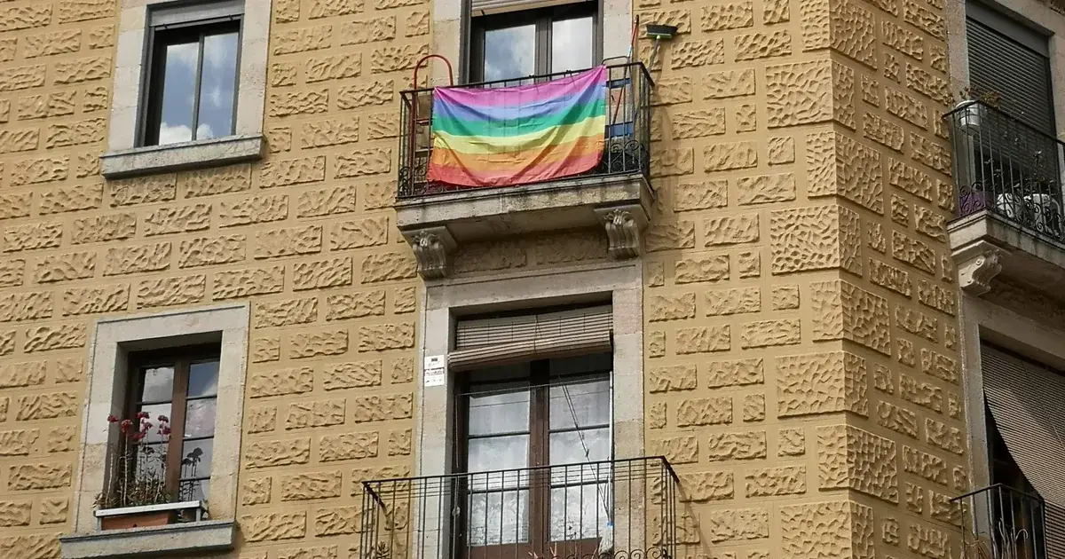 Símbolo do arco-íris com produtos de bem-estar sexual ao fundo
