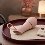 Pessoa avaliando controles e informações de um produto íntimo com foco em acessibilidade