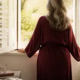 Pessoa adulta refletindo com tranquilidade sobre intimidade e bem-estar na menopausa