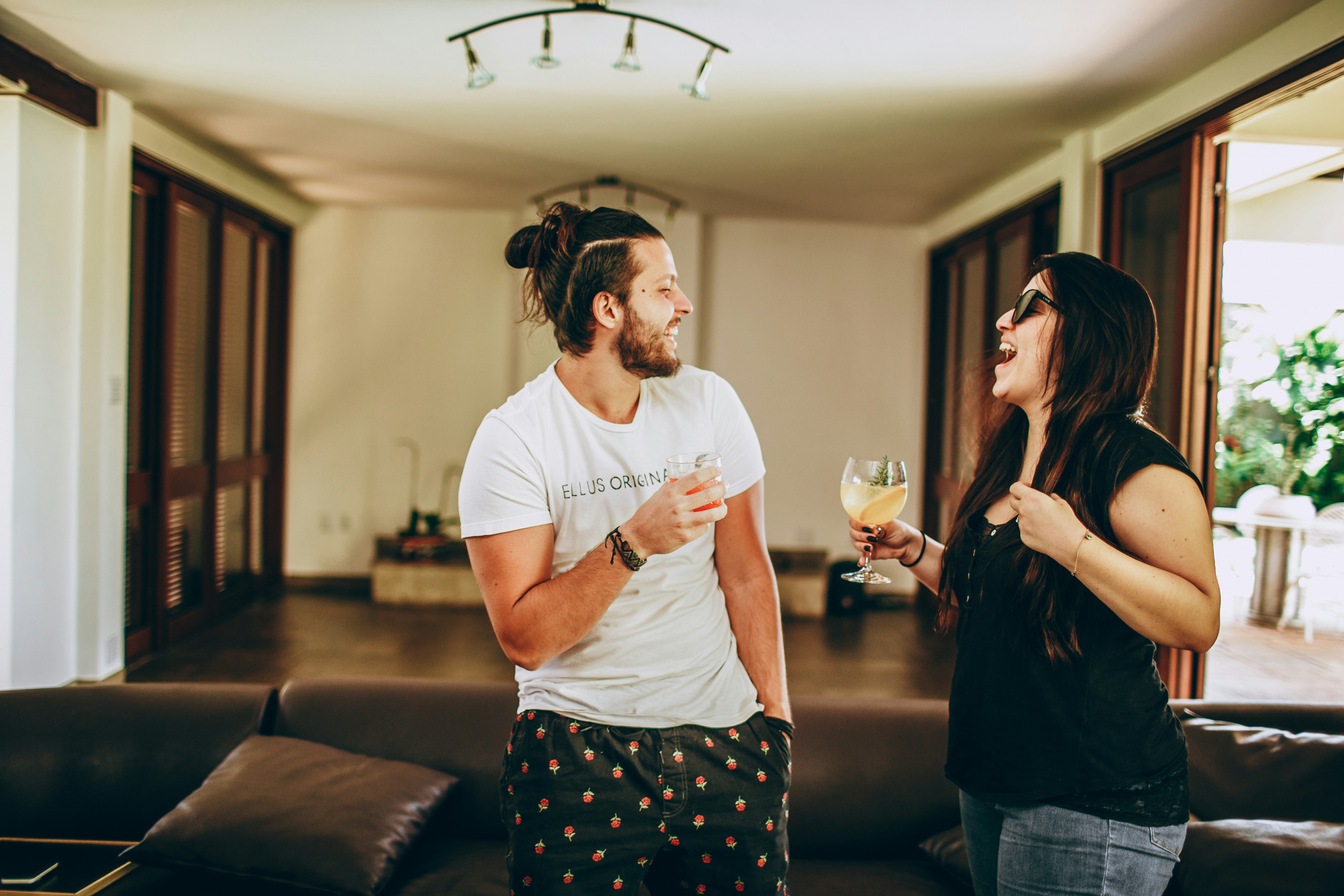 Casal sentado confortavelmente conversando em um ambiente acolhedor