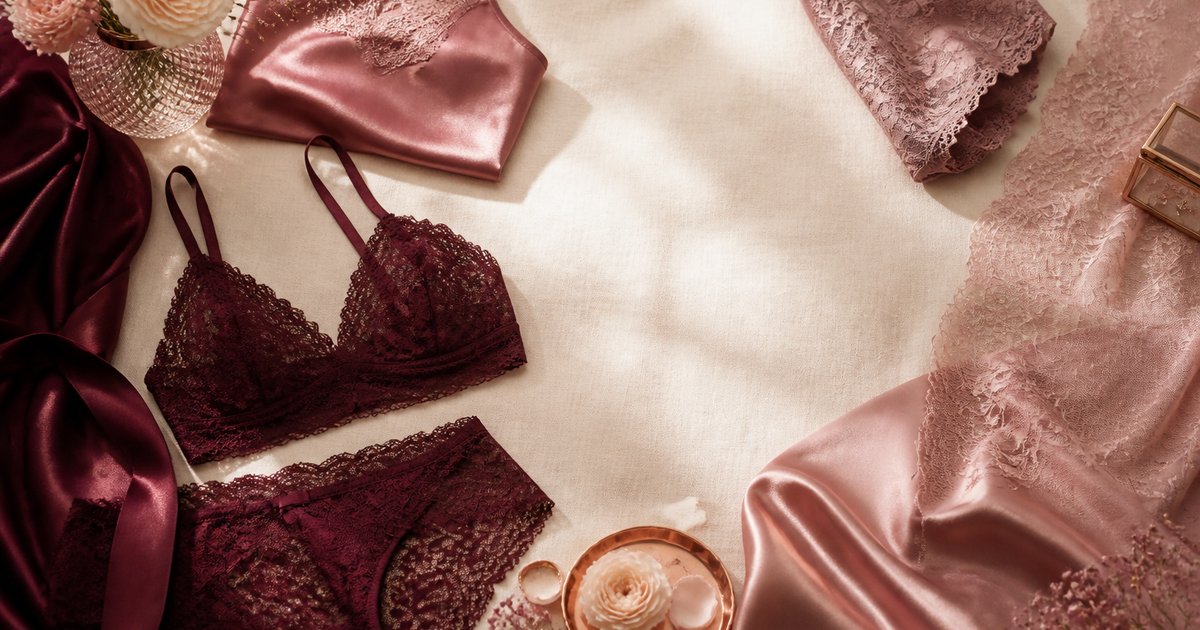 Lingerie elegante organizada ao lado de acessórios para diferentes ocasiões